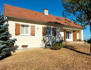 Maison ciel bleu façade peint et propre