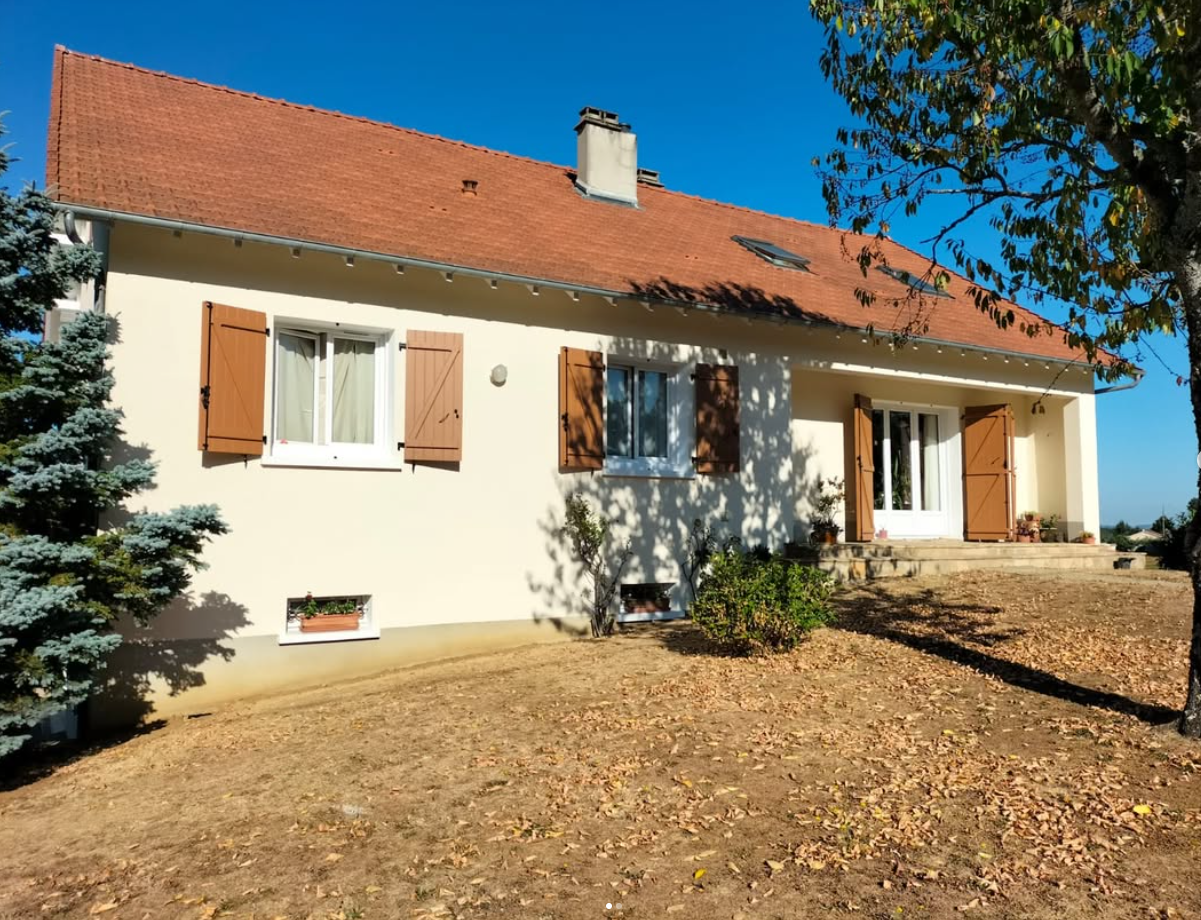 Maison ciel bleu façade peint et propre