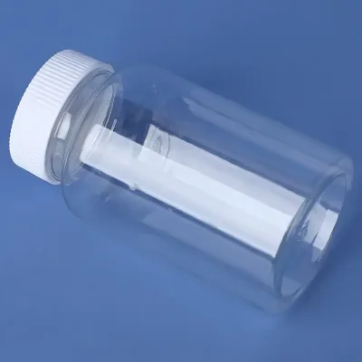 bouteille en plastique transparent avec bouchon blanc à vis