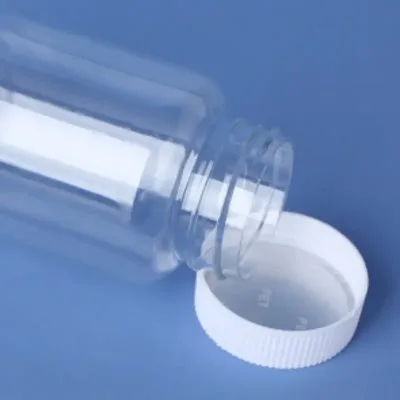 bouteille en plastique transparent avec bouchon blanc à vis