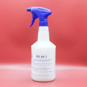 agent d'entretien multifonction pour usages fréquents, ne nécessitant pas d'eau de lavage ou de rinçage sur les carrosseries, intérieurs autos, motos et cycles.